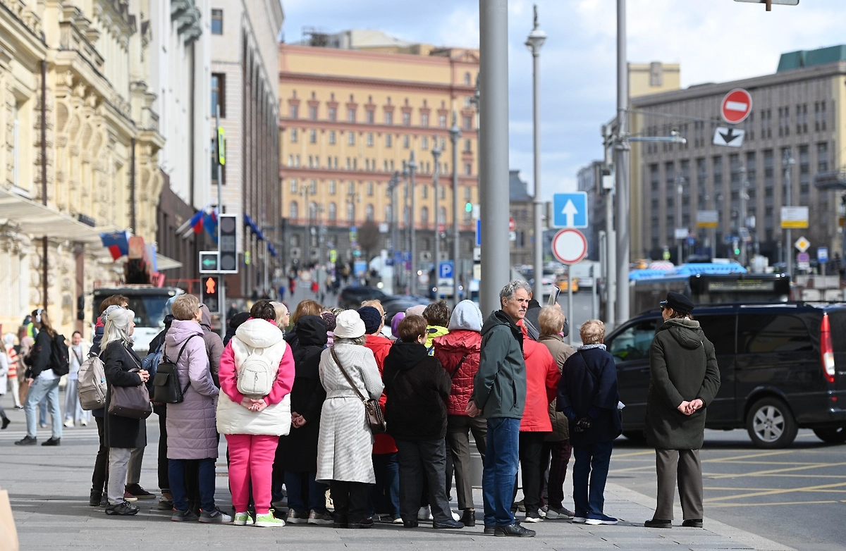 Пешеходы в Москве. Обложка © Life.ru
