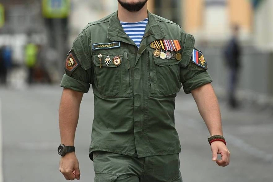 Российский военнослужащий с наградами. Обложка © Life.ru