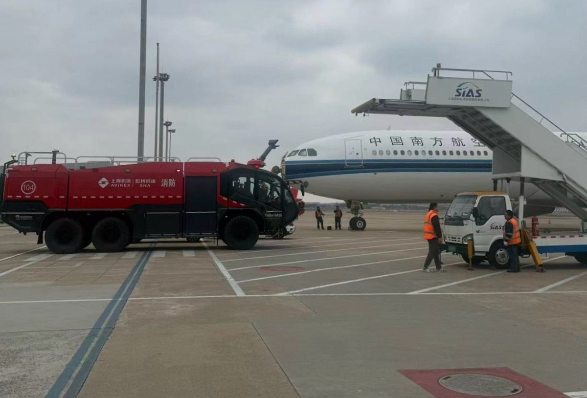 Самолёт China Southern Airlines столкнулся с птицами и потерял обтекатель РЛС