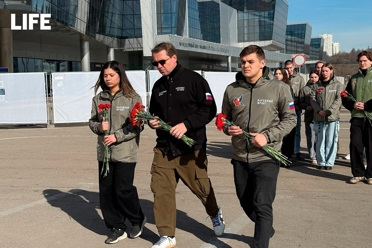 Россияне несут цветы к мемориалу в «Крокус сити холле» во вторую годовщину теракта. Фото © Life.ru