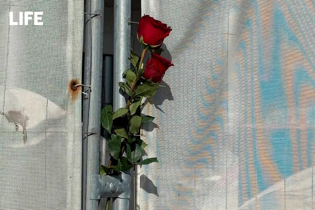 Россияне несут цветы к мемориалу в «Крокус сити холле» во вторую годовщину теракта. Фото © Life.ru