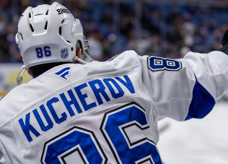Кучеров набрал 4 очка в матче с &laquo;Эдмонтоном&raquo; и возглавил гонку бомбардиров НХЛ