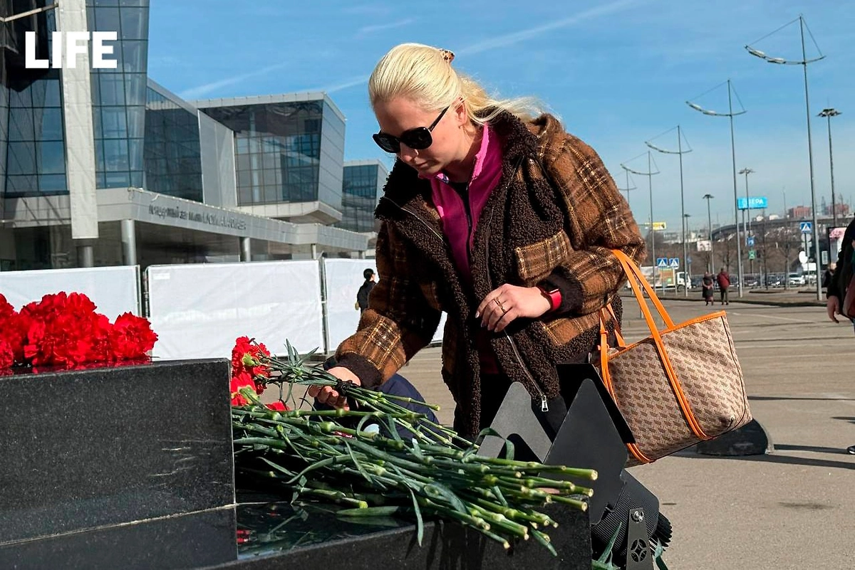 Россияне несут цветы к мемориалу в «Крокус сити холле» во вторую годовщину теракта. Фото © Life.ru