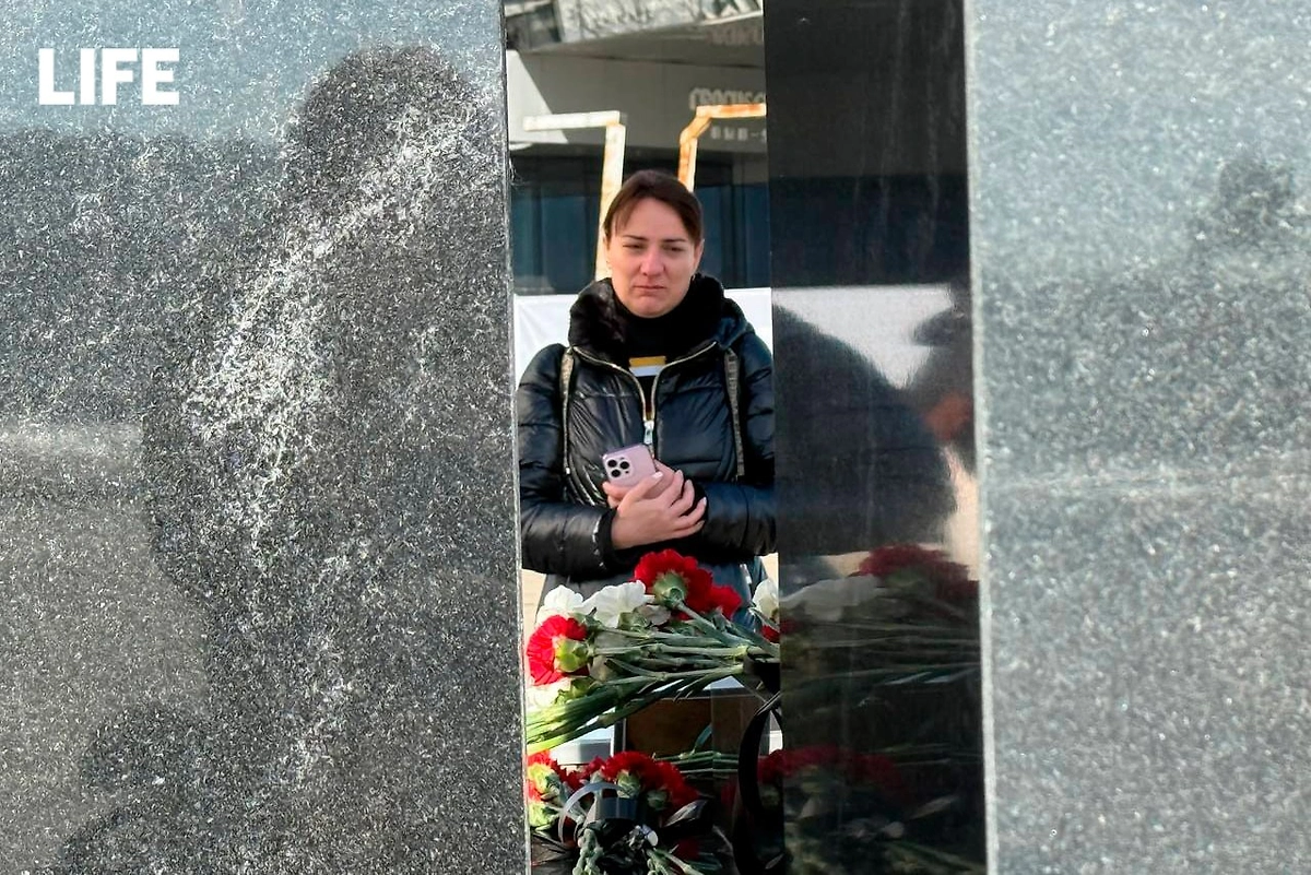 Россияне несут цветы к мемориалу в «Крокус сити холле» во вторую годовщину теракта. Фото © Life.ru