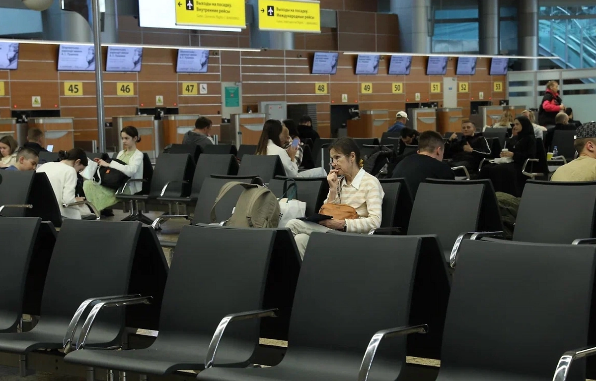 Пассажиры в одном из аэропортов России. Обложка © Life.ru