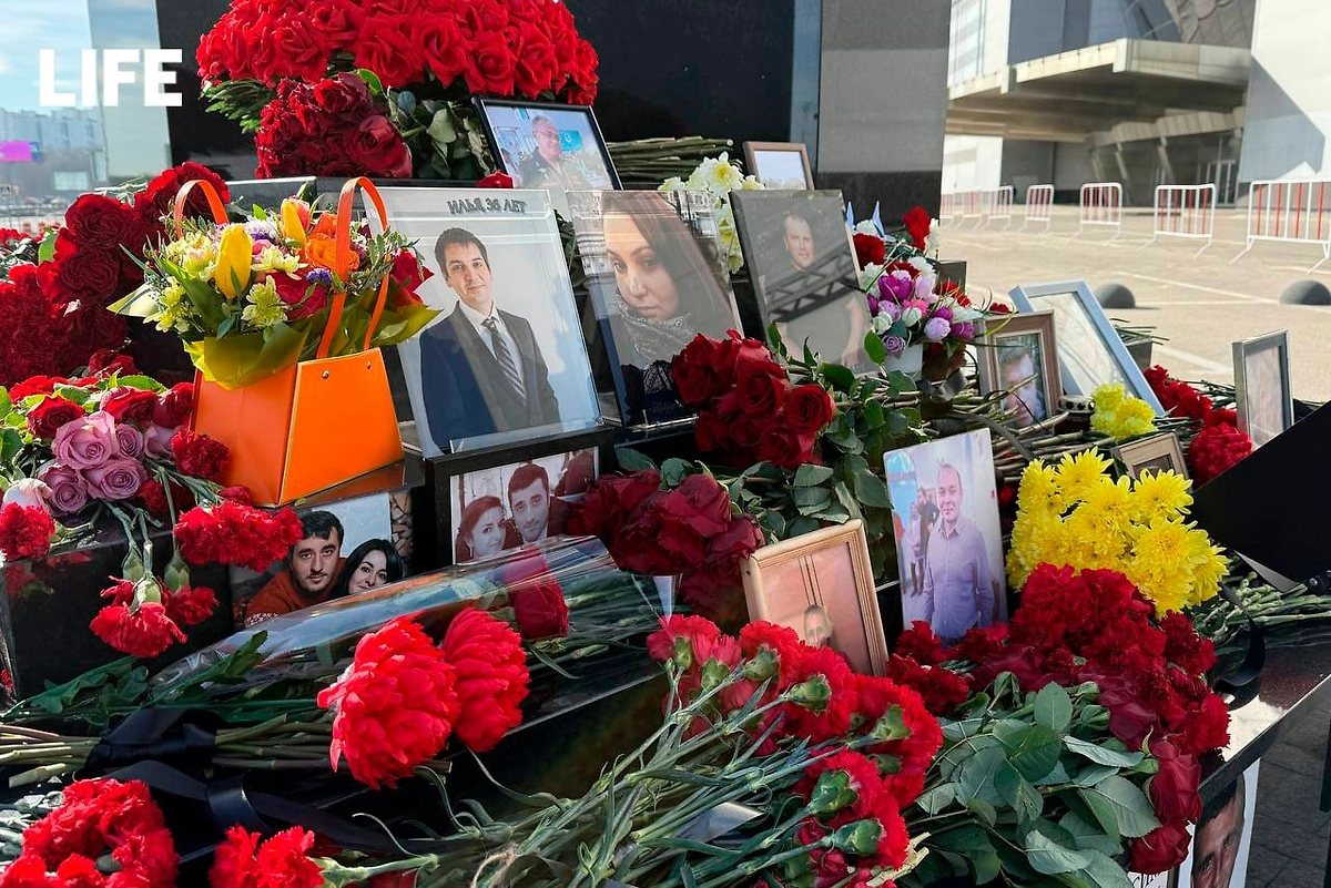 Россияне несут цветы к мемориалу в «Крокус сити холле» во вторую годовщину теракта. Фото © Life.ru