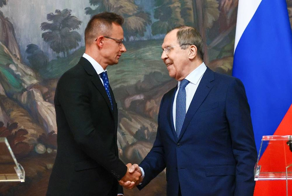 Сергей Лавров и Петер Сийярто. Обложка © ТАСС / Пресс-служба МИД РФ