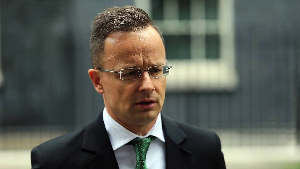 Петер Сийярто. Обложка © Shutterstock / FOTODOM / I T S