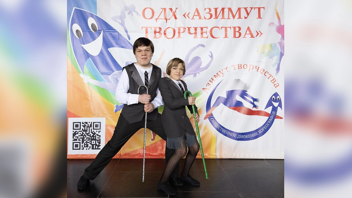 Лилия в одной из постановок «Преодолей-ка»: уникальный дуэт с редчайшим диагнозом. Фото © VK / Благотворительный фонд Преодолей-ка
