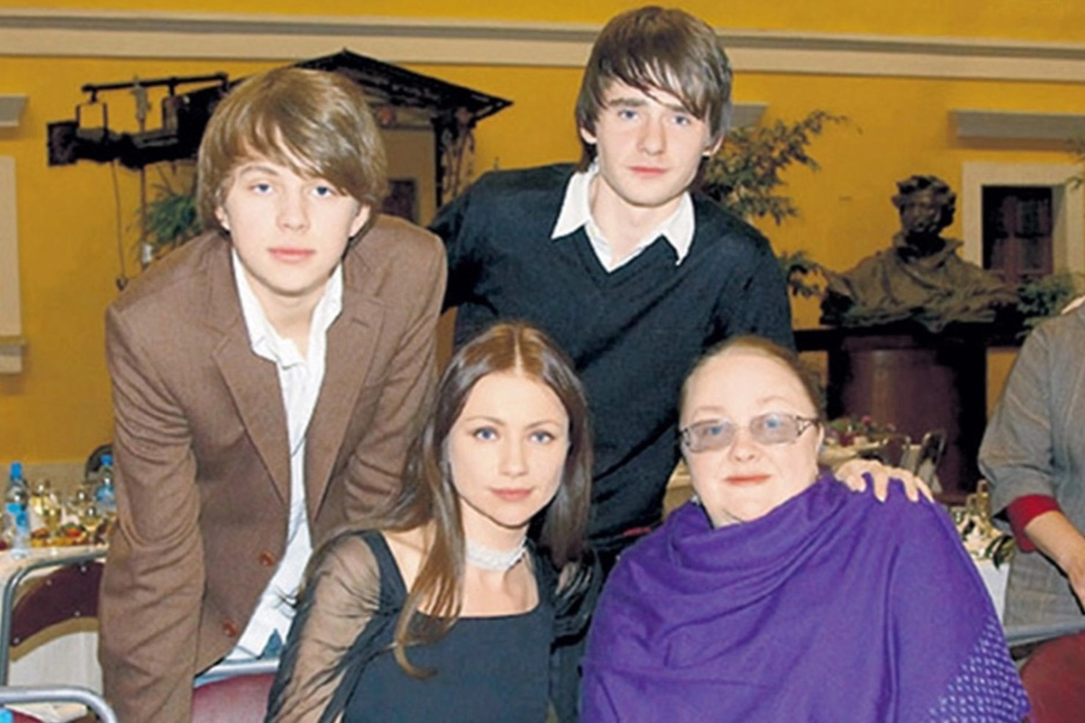 Екатерина Градова с родной дочерью Марией Мироновой, внуком Андреем и приёмным сыном Алексеем (справа). Фото © smotrim