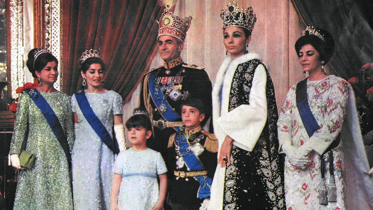 Шах короновал третью жену Фарах как императрицу. Фото © Wikipedia