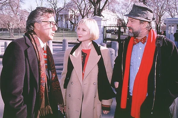 Обложка © Kinopoisk / Кадр из фильма «Хвост вертит собакой» (1997 год), режиссёр Барри Левинсон, сценарий Хилари Хенкин, Дэвида Мэмета и Ларри Бейнхарта