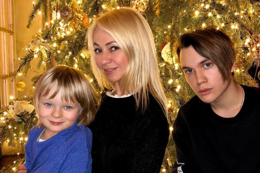 Яна Рудковская воспитала приёмного сына Андрея. Фото © VK / Яна Рудковская