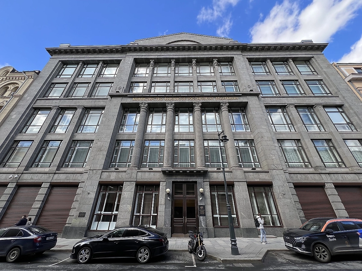 Минфин РФ приостановил операции с валютой и золотом по бюджетному правилу