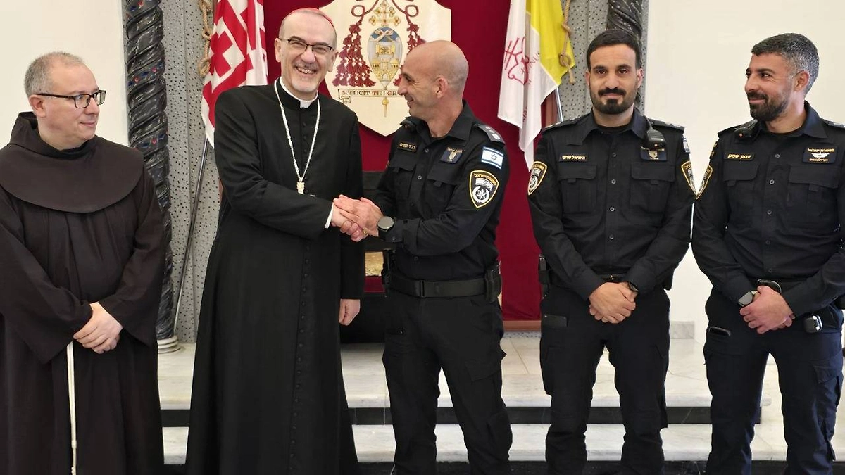 Встреча правоохранителей Израиля с латинским патриархом Иерусалима кардиналом Пьербаттистой Пиццабаллой. Фото © Telegram /israel police