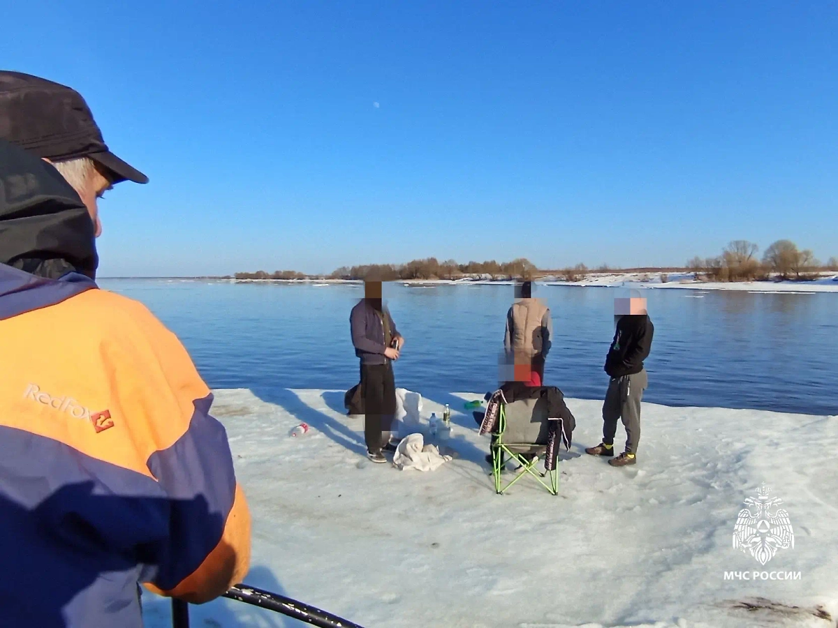 Сотрудники МЧС спасли компанию, устроившую пикник на дрейфующей льдине. Фото © MAX / МЧС Ярославской области