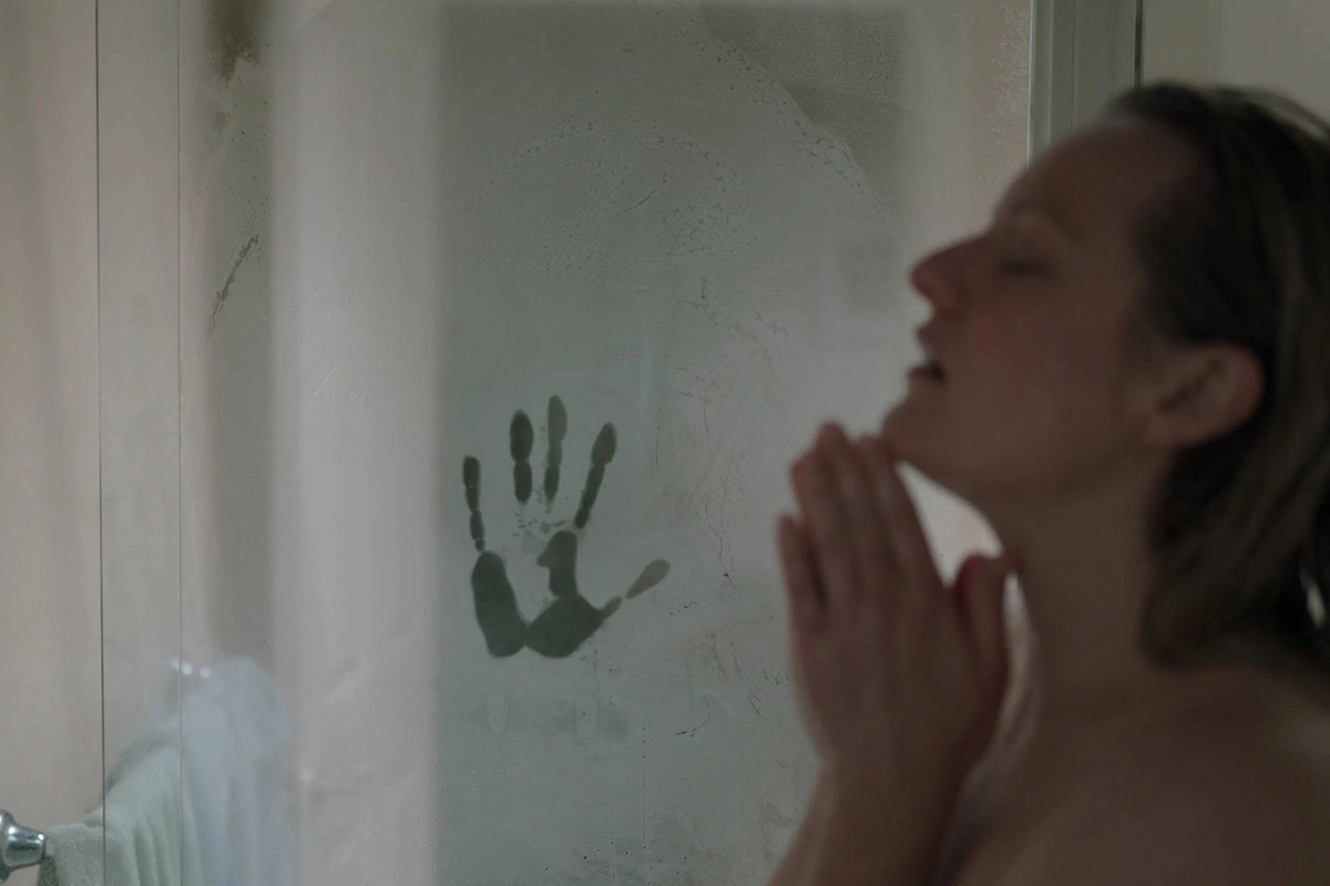 Кадр из фильма “Человек-невидимка” (2020). Режиссёр — Ли Уоннелл. Правообладатель © Universal Pictures