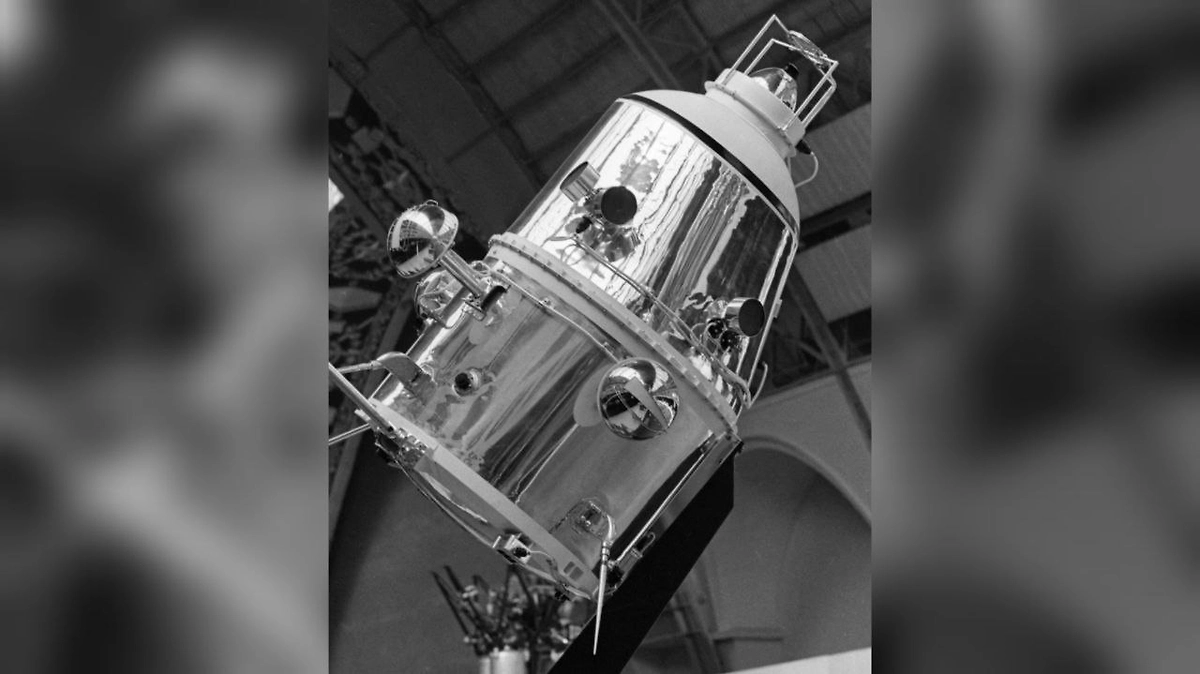 Научные приборы «Луны-10»: первый спутник Луны СССР. Фото © ТАСС / Валентин Черединцев 