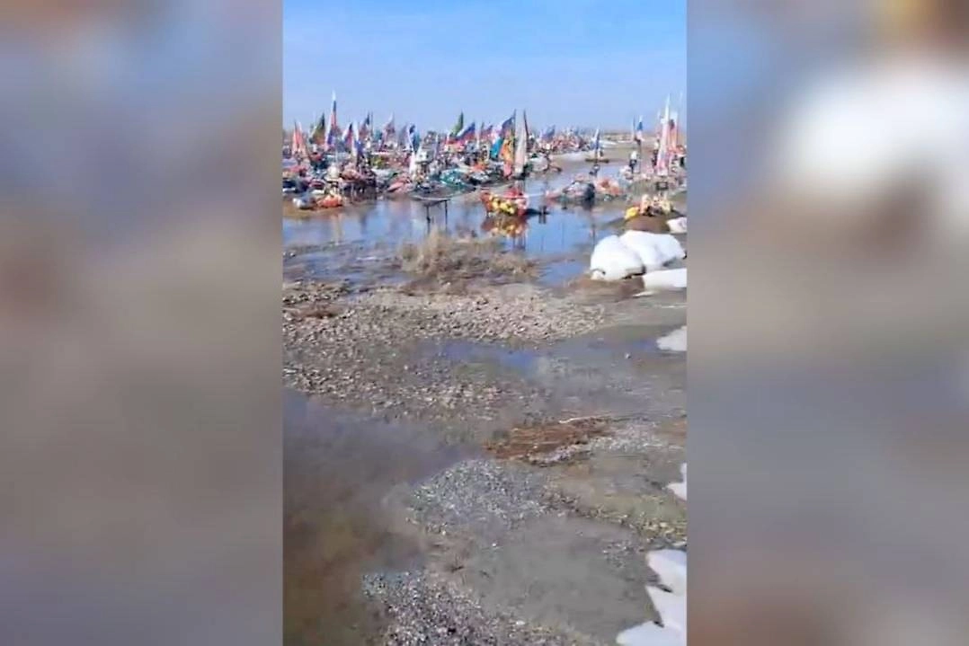 Кадры затопленного кладбища в Троицке: вода стоит прямо на могилах бойцов СВО. Фото © VK / Наталья Герасимова