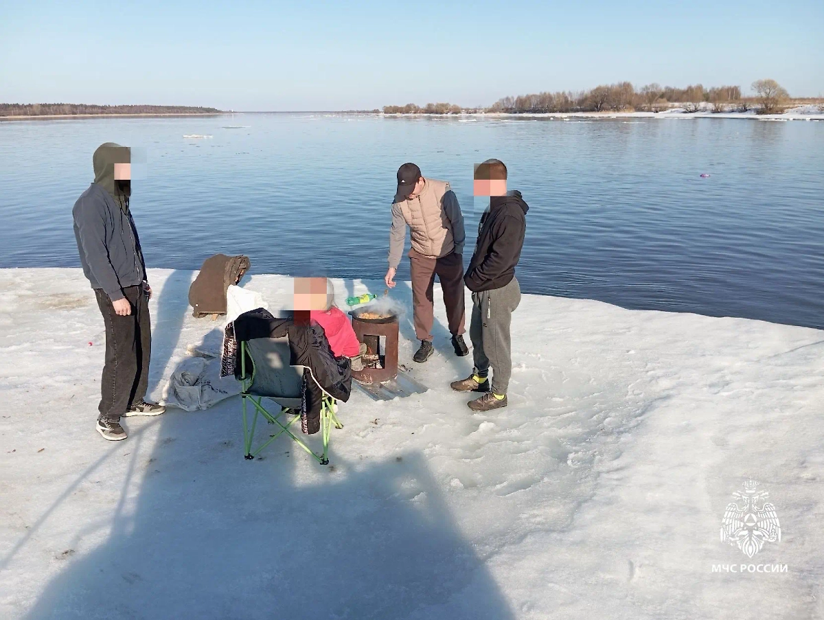 Сотрудники МЧС спасли компанию, устроившую пикник на дрейфующей льдине. Фото © MAX / МЧС Ярославской области