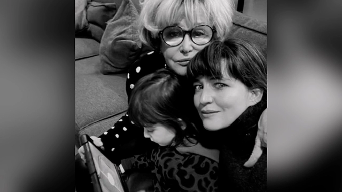 Марина Неёлова с дочерью и внучкой. Фото © Instagram (признан экстремистской организацией и запрещён на территории Российской Федерации)/ nikaneelova