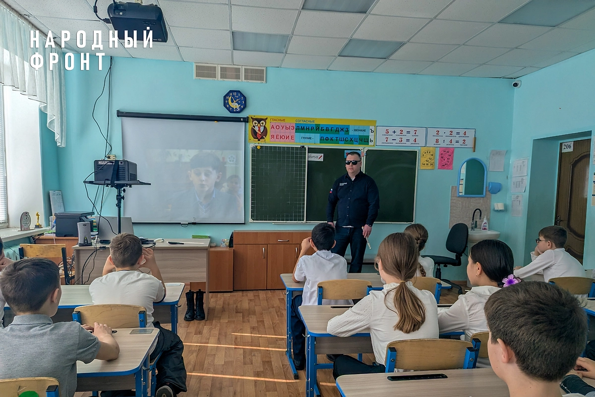 Ветераны СВО и Народный фронт проводят киноуроки для школьников по всей России. Обложка © Предоставлено Life.ru от Народного фронта