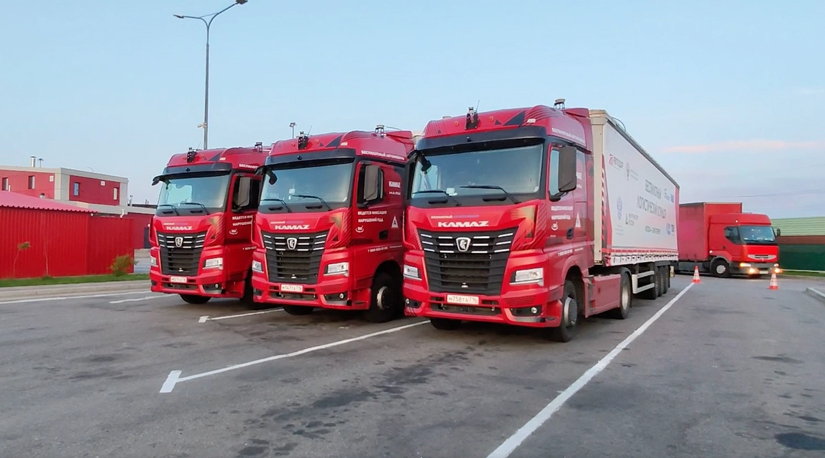 Беспилотные грузовики на трассе. Фото © Предоставлено Life.ru