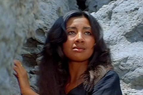 Дилором Камбарова сыграла островитянку Маа, а впоследствии эмигрировала. Фото © Кадр из фильма «Пираты ХХ века», режиссёр Борис Дуров, сценаристы Борис Дуров, Станислав Говорухин / Kino-teatr