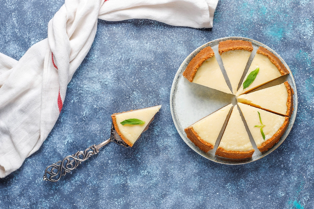 Как красиво подать чизкейк. Фото © Freepik