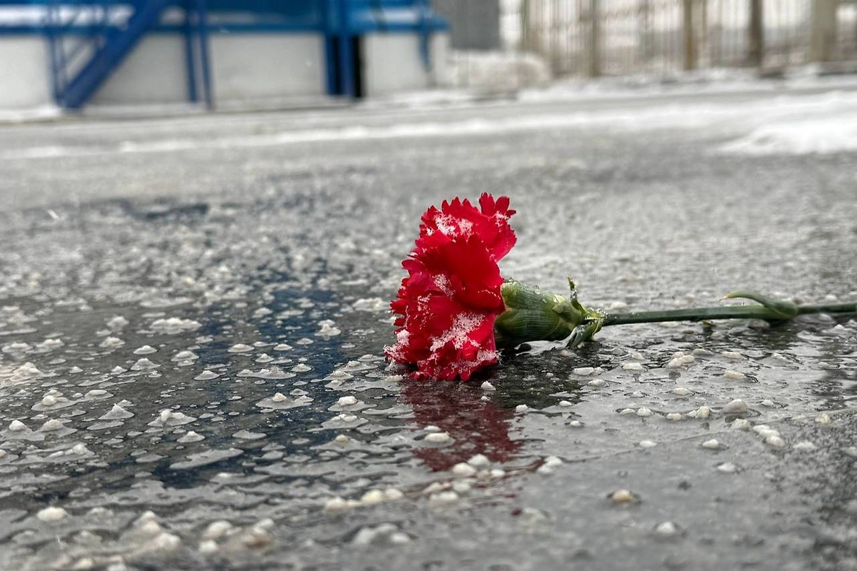 В Москве у Савёловского вокзала проходит панихида по погибшему при взрыве полицейскому. Фото © Life.ru