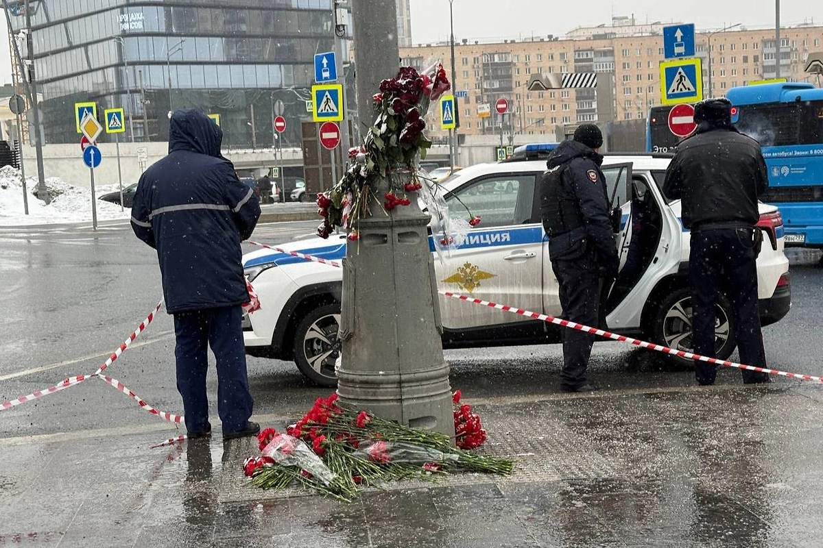 В Москве у Савёловского вокзала проходит панихида по погибшему при взрыве полицейскому. Фото © Life.ru