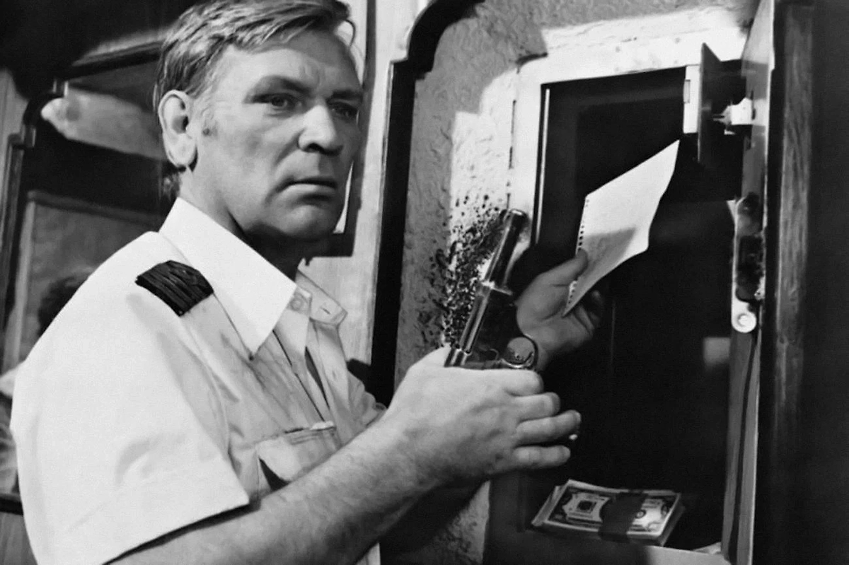 Пётр Вельяминов воплотил честного капитана Ивана Ильича. Фото © Кадр из фильма «Пираты ХХ века», режиссёр Борис Дуров, сценаристы Борис Дуров, Станислав Говорухин / Kinopoisk