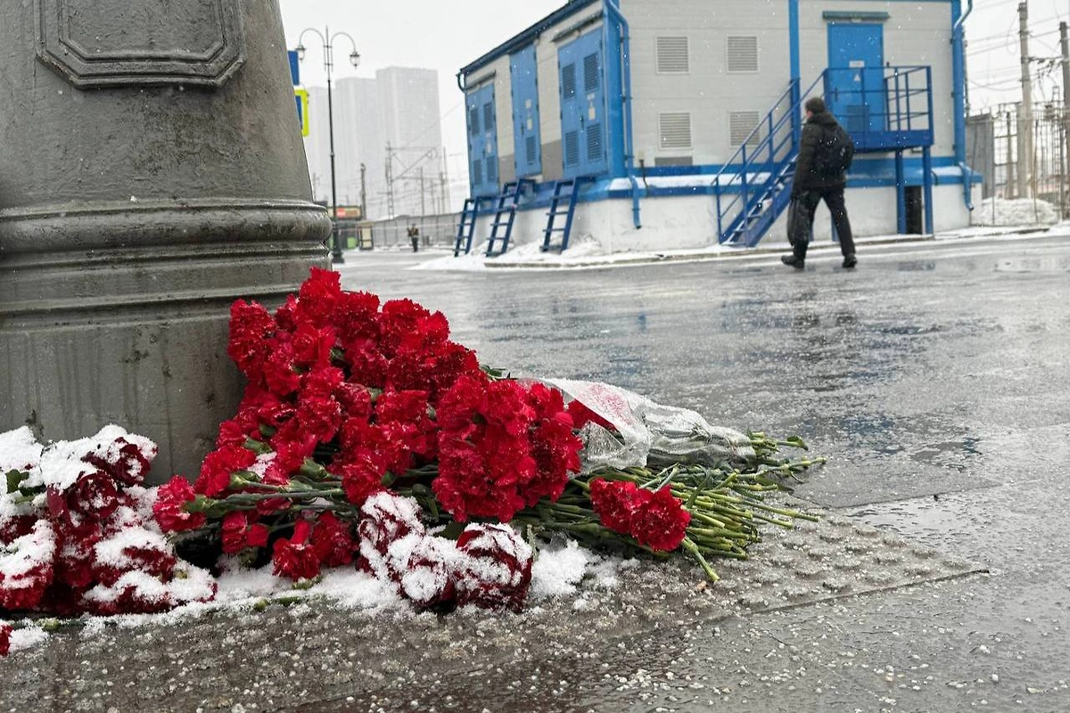 В Москве у Савёловского вокзала проходит панихида по погибшему при взрыве полицейскому. Обложка © Life.ru