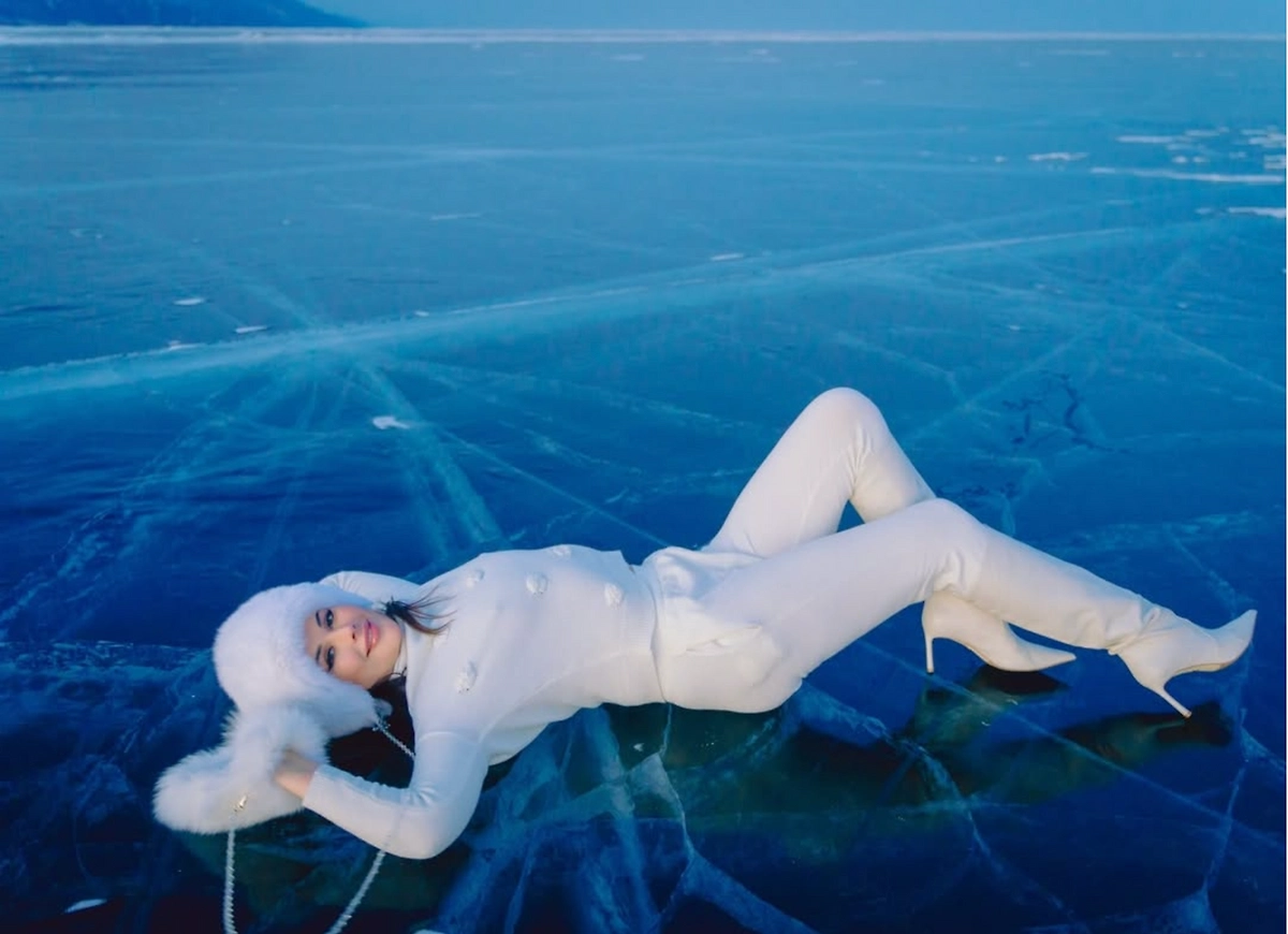 Оксана Фёдорова на льду Байкала. Обложка © Instagram (соцсеть запрещена в РФ; принадлежит корпорации Meta, которая признана в РФ экстремистской) / fedorovaoksana