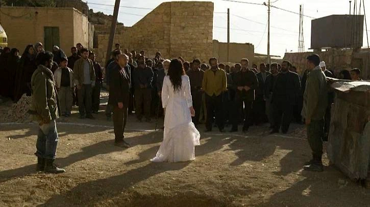 Казнь за любовь на Востоке: кто и как убил принцессу Мишааль? Фото © Кадр из фильма «Забивание камнями Сорайи М.», режиссёр Сайрус Наурасте, сценаристы Бетси Гиффен Норастех, Сайрус Наурасте, Фрейдон Саебжам / Kinopoisk
