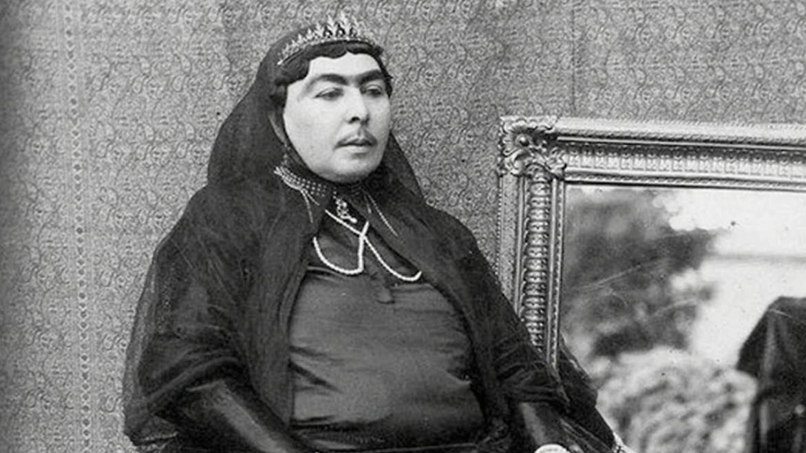 Иранские стандарты красоты XIX века: усики и монобровь. Фото © YouTube / Leac de Suflet