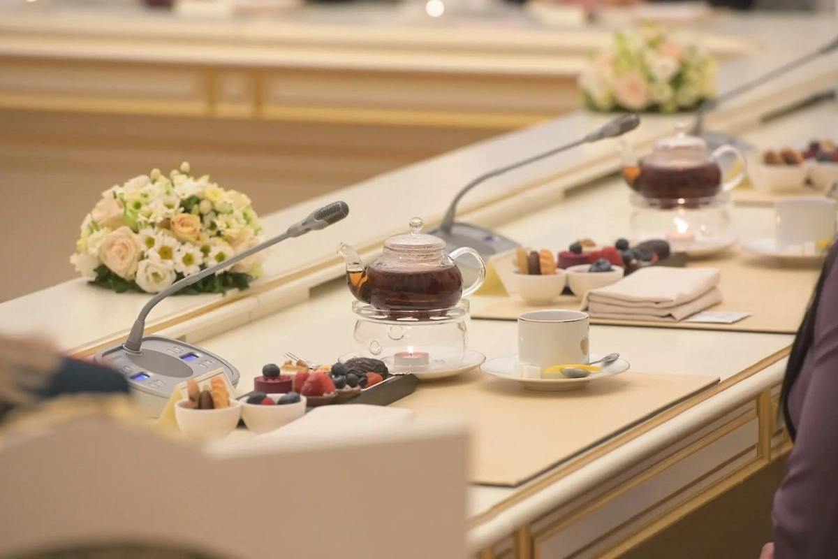 Путин угостил женщин чаем и сладостями. Фото © Life.ru