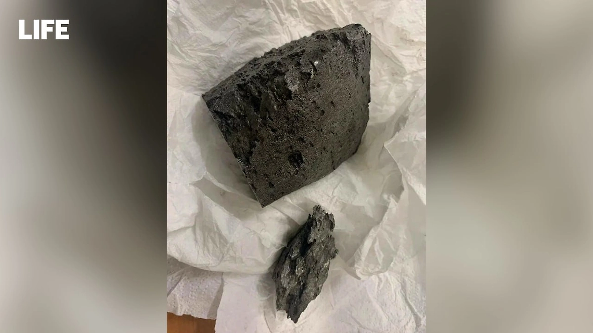 Фрагменты метеора, найденные у пассажира в Домодедово. Фото © Предоставлено Life.ru