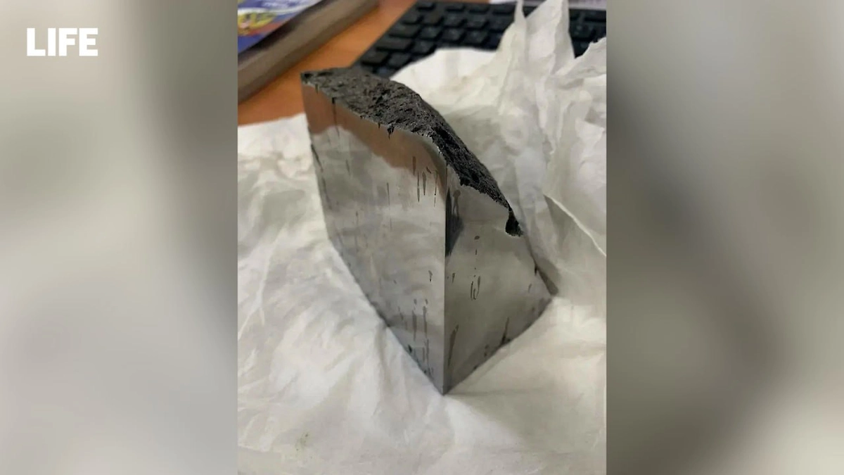 Фрагменты метеора, найденные у пассажира в Домодедово. Фото © Предоставлено Life.ru