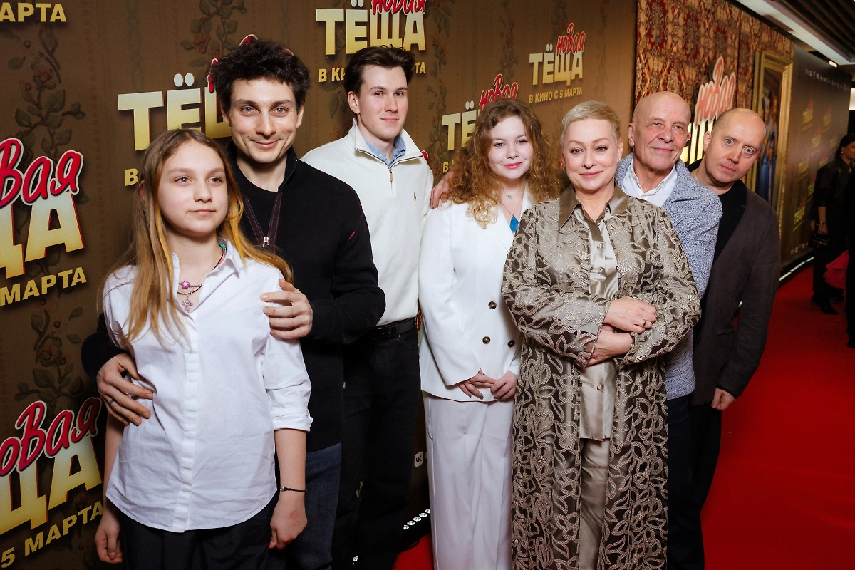 Внучка Ароновой Антонина, Владислав Гандрабура, дочь Ароновой Серафима, Мария Аронова, Евгений Фомин, Сергей Бурунов. Фото © Фото опубликовал Кино Mail