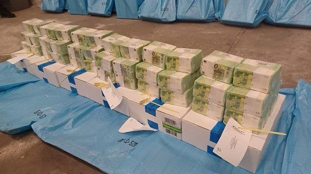 35 млн евро наличкой. Фото © Facebook (признан экстремистской организацией и запрещён на территории Российской Федерации)/ Magyarország Kormánya