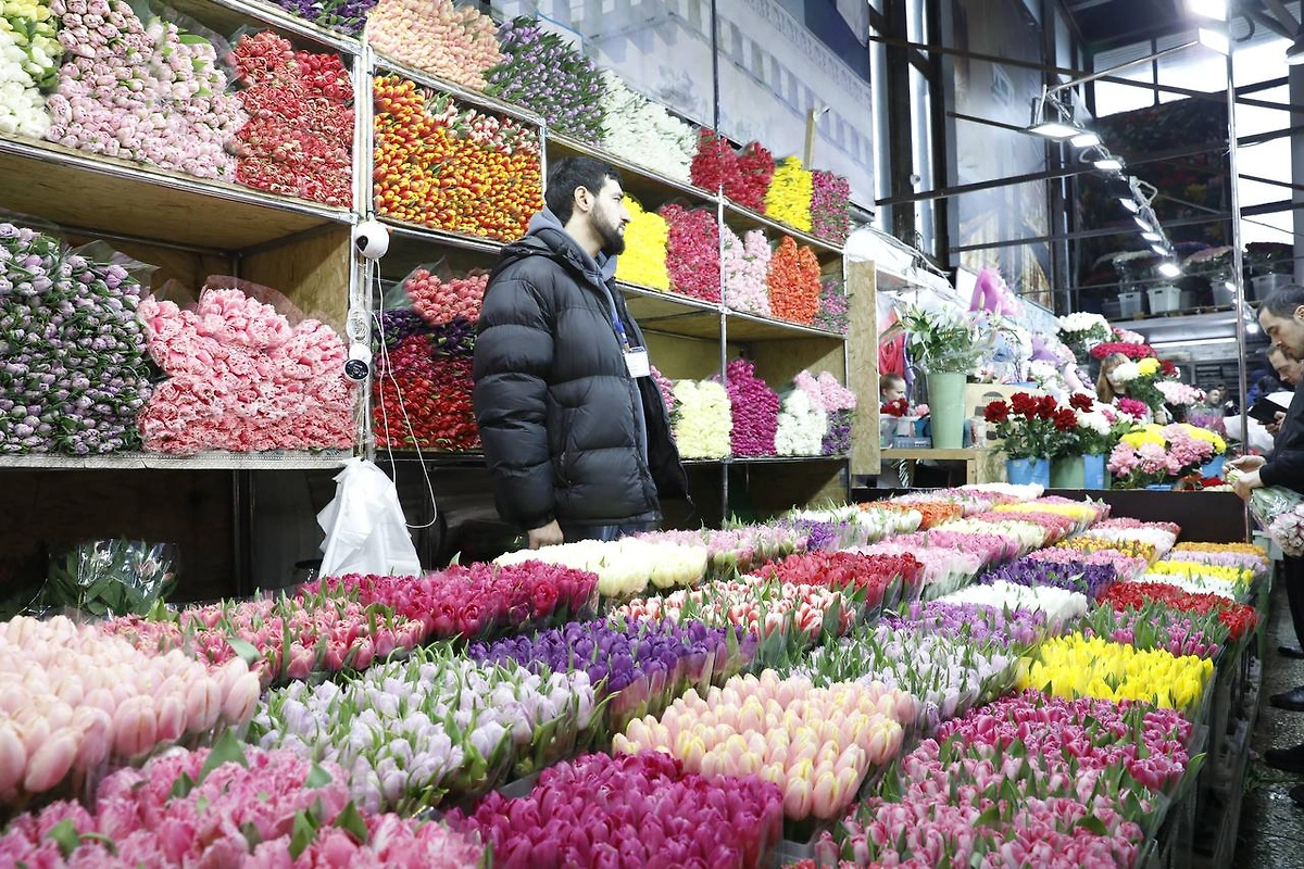 Рижский рынок в преддверии 8 Марта. Фото © Life.ru