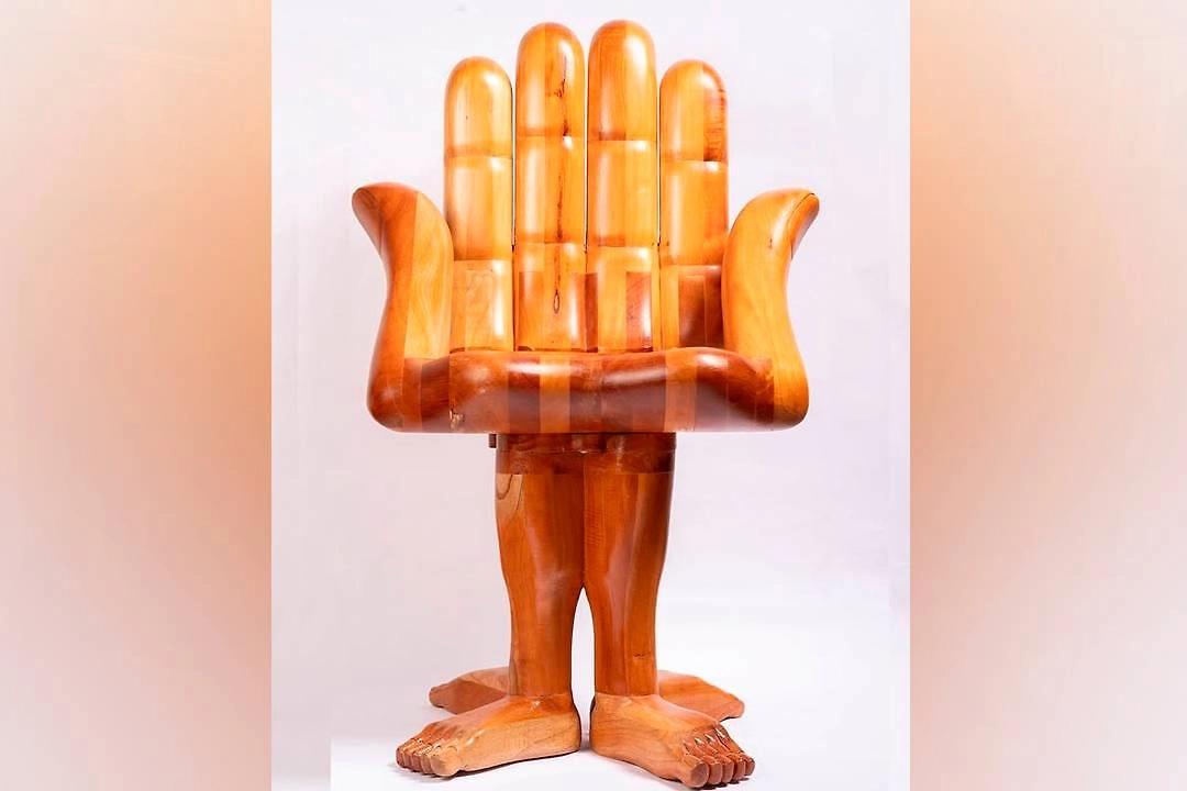 Скульптура «Рука-стул». Фото © Instagram (признан экстремистской организацией и запрещён на территории Российской Федерации) / pedrofriedeberg