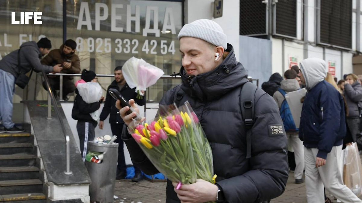 Мужчины штурмуют Рижский рынок, чтобы подарить любимым весну к 8 Марта. Фото © Life.ru