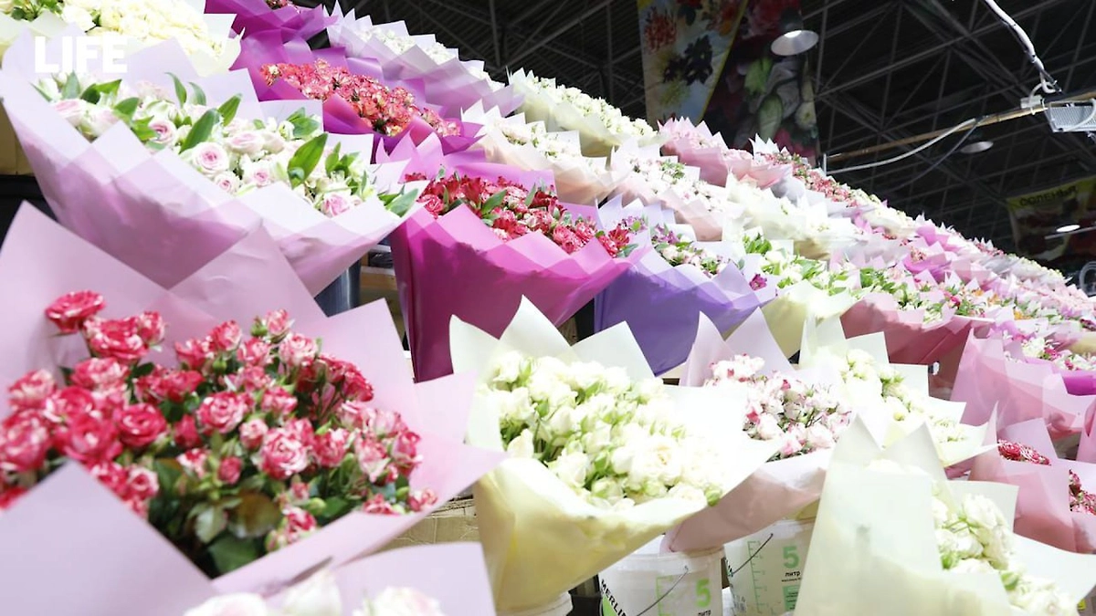 Мужчины штурмуют Рижский рынок, чтобы подарить любимым весну к 8 Марта. Фото © Life.ru