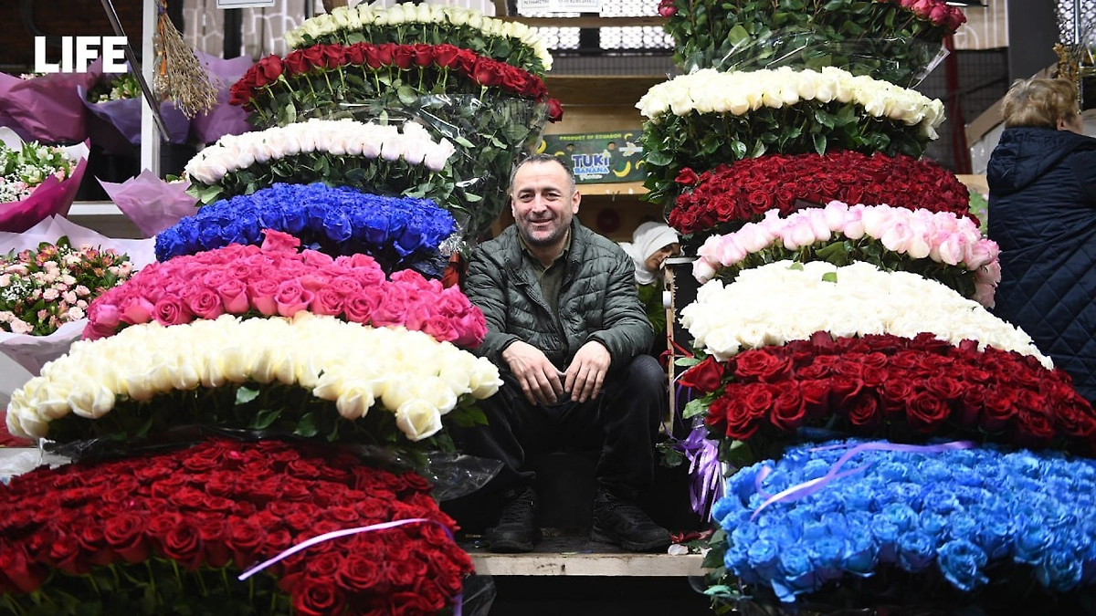 Мужчины штурмуют Рижский рынок, чтобы подарить любимым весну к 8 Марта. Фото © Life.ru