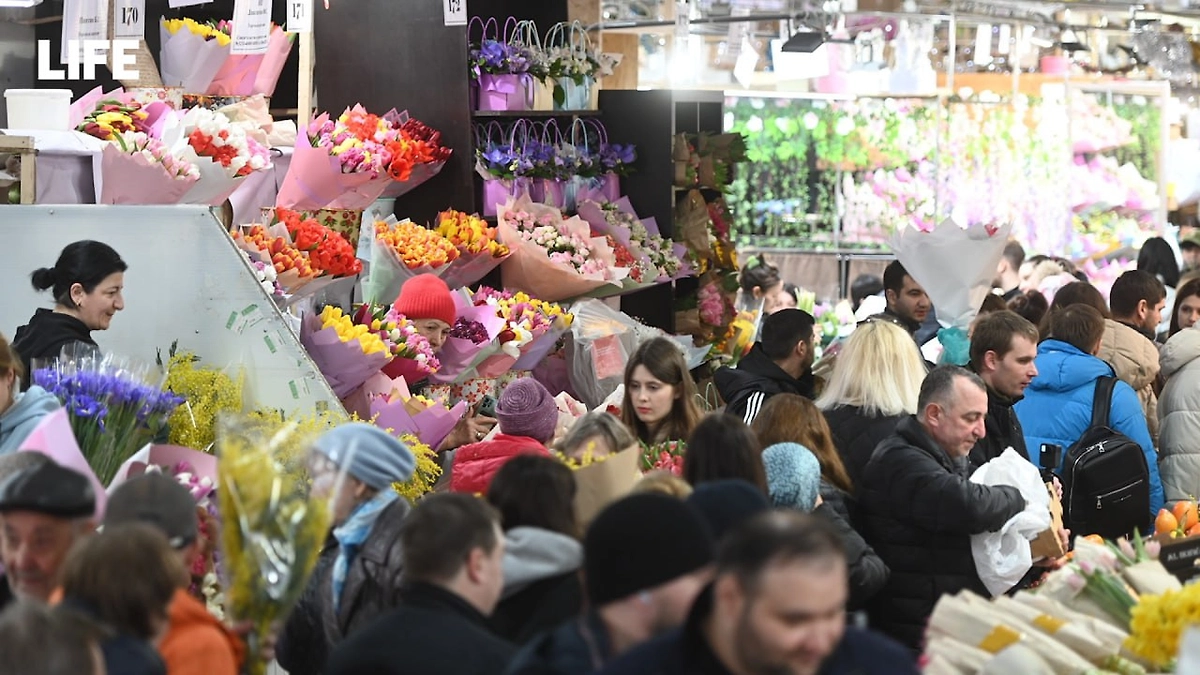 Мужчины штурмуют Рижский рынок, чтобы подарить любимым весну к 8 Марта. Фото © Life.ru