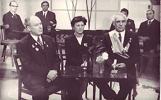 Участники торжественного заседания, посвященного 40-летию Печорского угольного бассейна, в воркутинской телестудии. В центре — Ванда Модестовна Барсукова, первая женщина-навалоотбойщица. Август 1974 г. / © МБУ «Воркутинский муниципальный архив». Ф.113. Оп.2. Д. 40