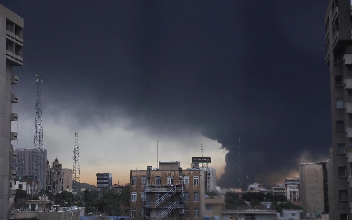 Тегерану грозят кислотные дожди после взрывов на нефтехранилищах. Видео © Х / Robert Inlakesh