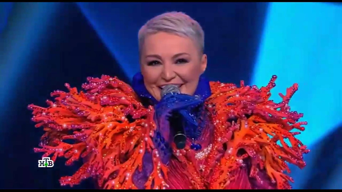 В шоу «Маска-7» в 5 выпуске от 8 марта маску снял Коралл. Какая звезда пряталась под ней? Фото © Ntv.ru